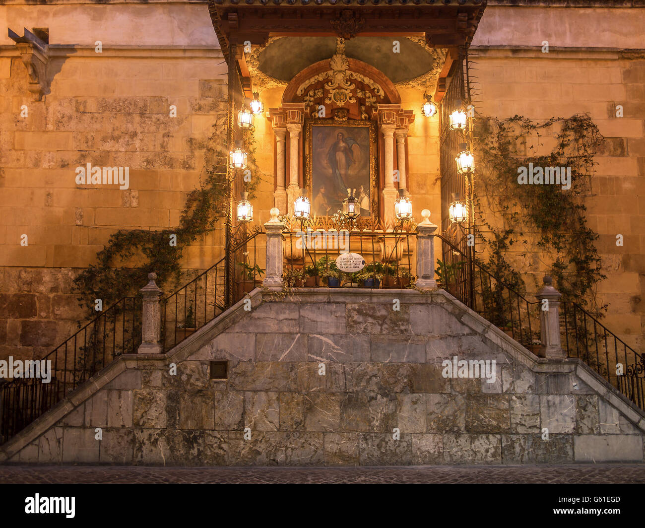 CORDOBA, SPAGNA - 11 MARZO 2016: Santuario sulla parete esterna della Cattedrale Moschea di Cordoba (Mezquita) di notte Foto Stock