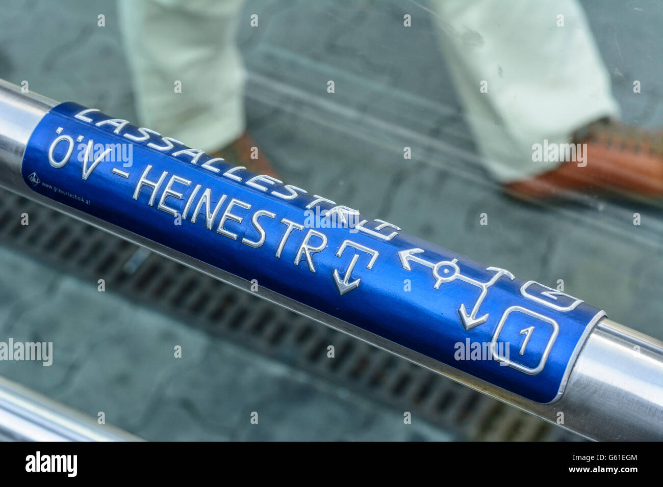 Pavimentazioni tattili : informazioni di direzione impressa su una ringhiera, Wien, Vienna, Austria, Wien, 02. Foto Stock