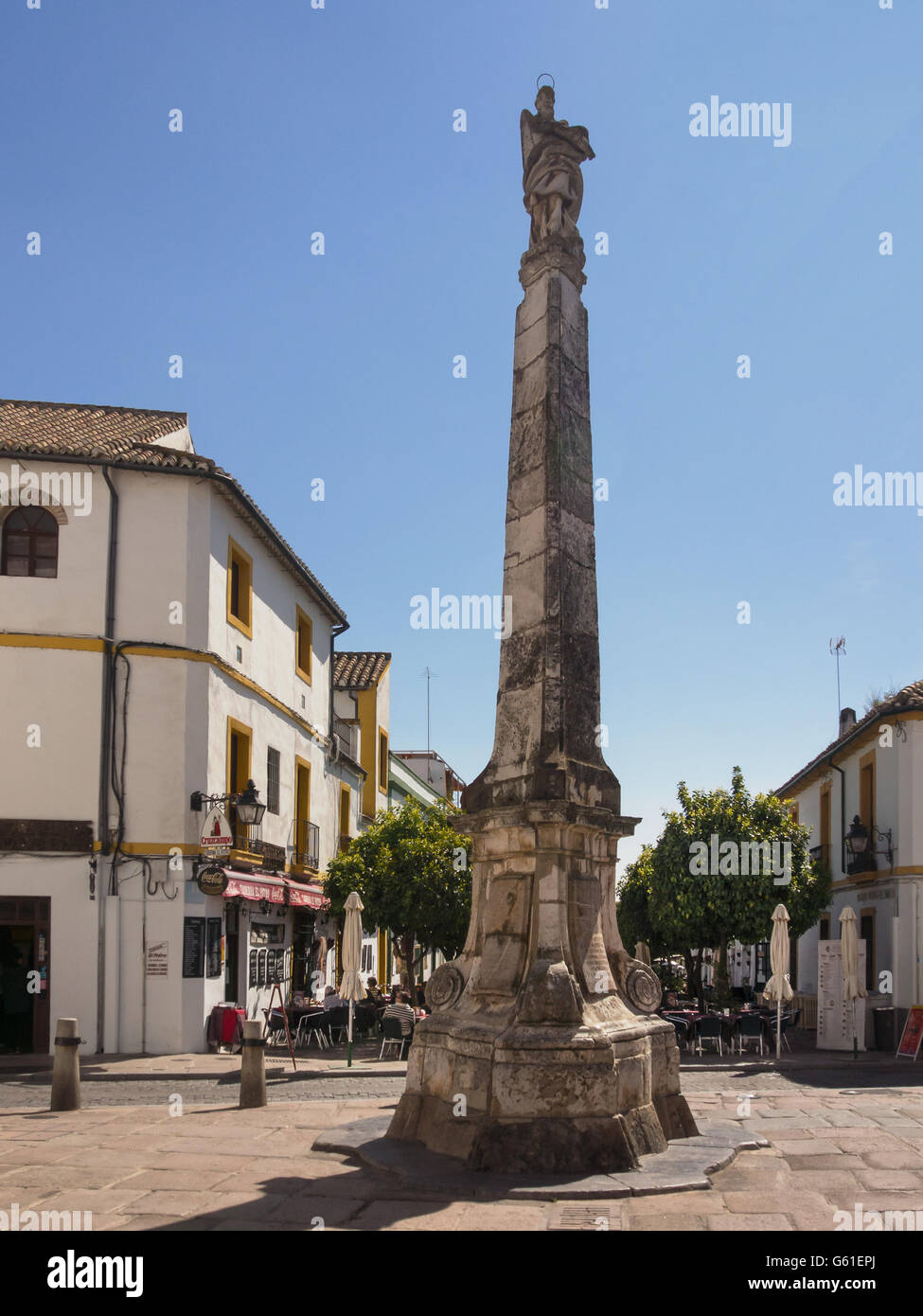 CORDOBA, SPAGNA - 12 MARZO 2016: Monumento all'Arcangelo Raffaello in Plaza del Potro, Cordoba Foto Stock
