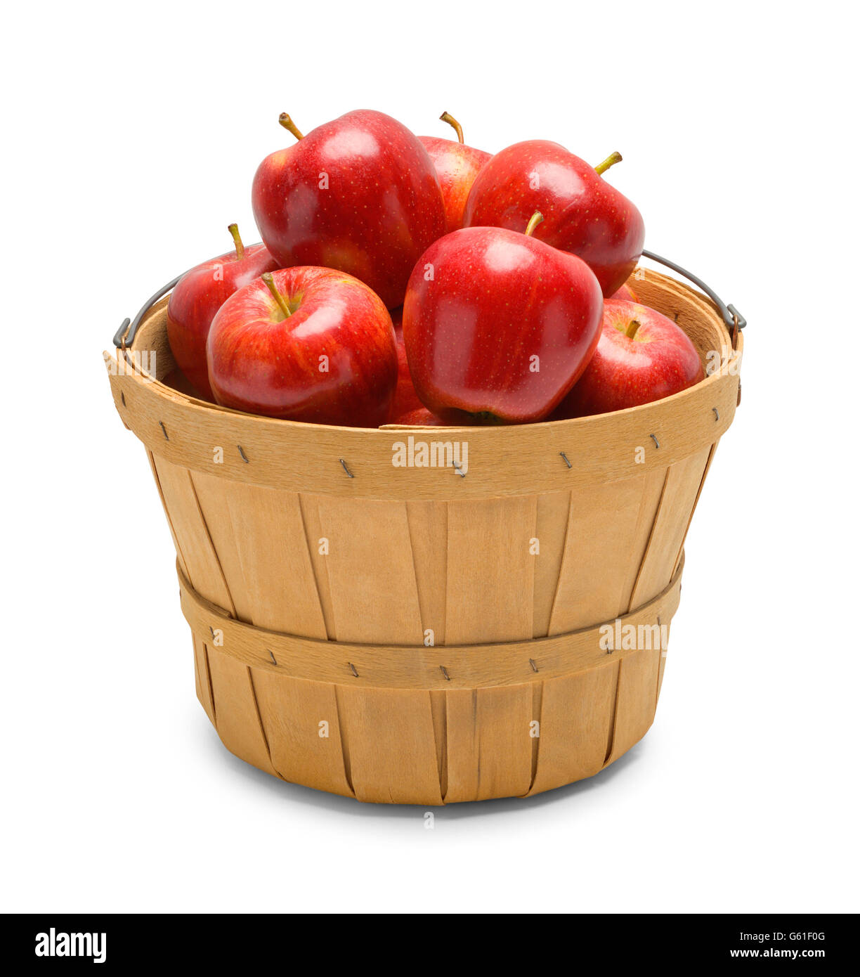Cesto pieno di mele rosse isolato su sfondo bianco. Foto Stock
