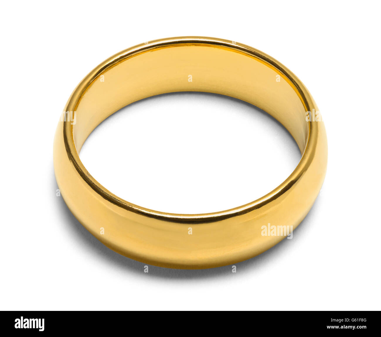 Oro singolo anello di nozze isolati su sfondo bianco. Foto Stock