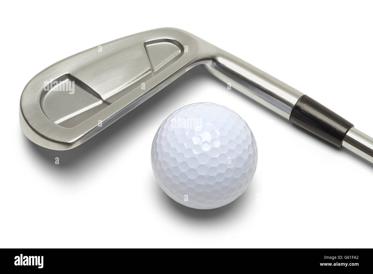 Golf Club e pallina da golf in appoggio isolati su sfondo bianco. Foto Stock