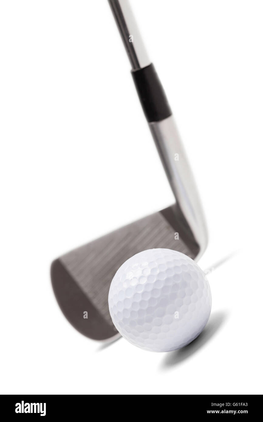 Golf Club di mettere la pallina da golf isolati su sfondo bianco. Foto Stock