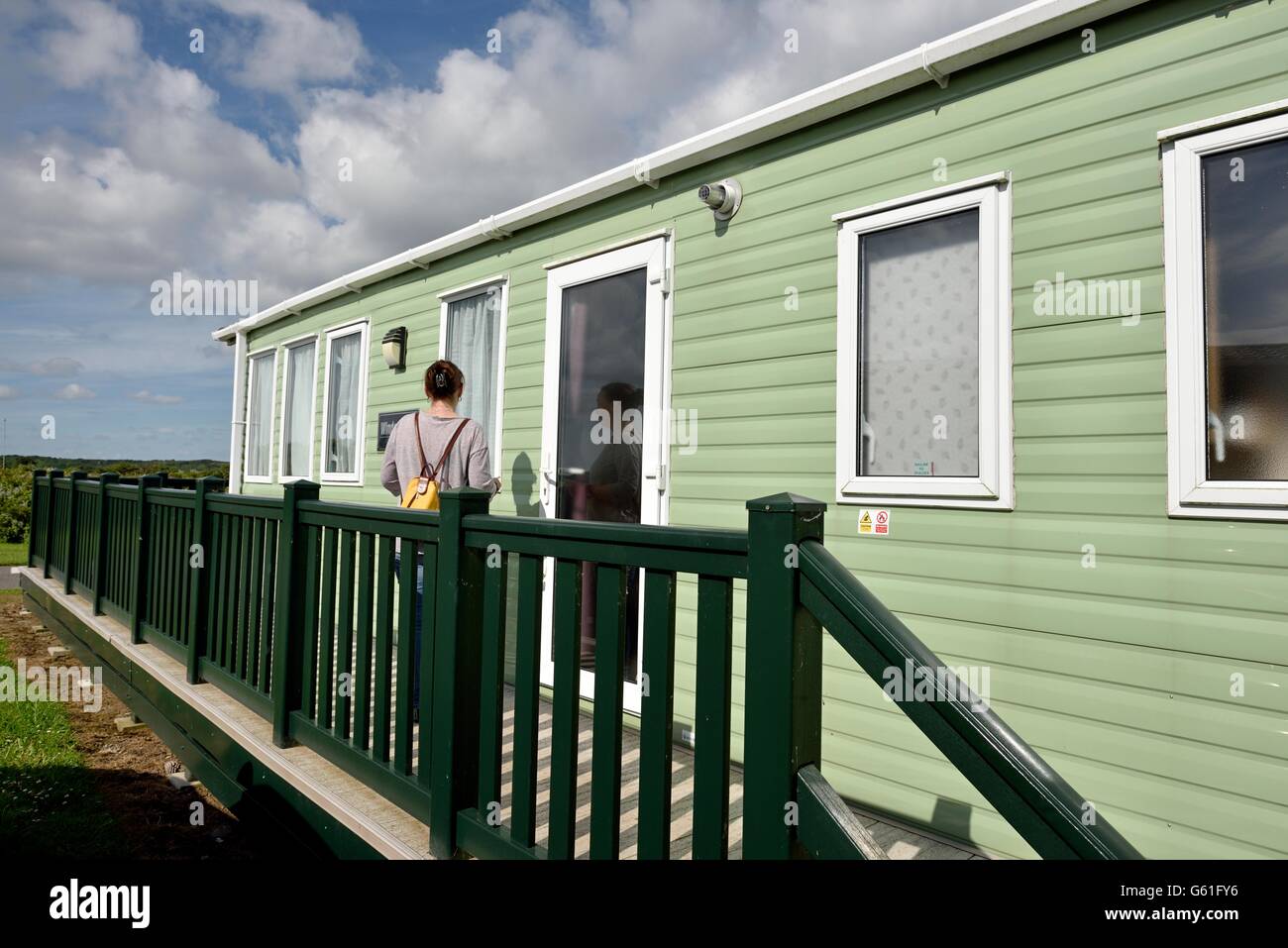 Un 6 nascita Static holiday caravan casa al mare acri della penisola di Lizard Cornwall Inghilterra England Regno Unito. Foto Stock
