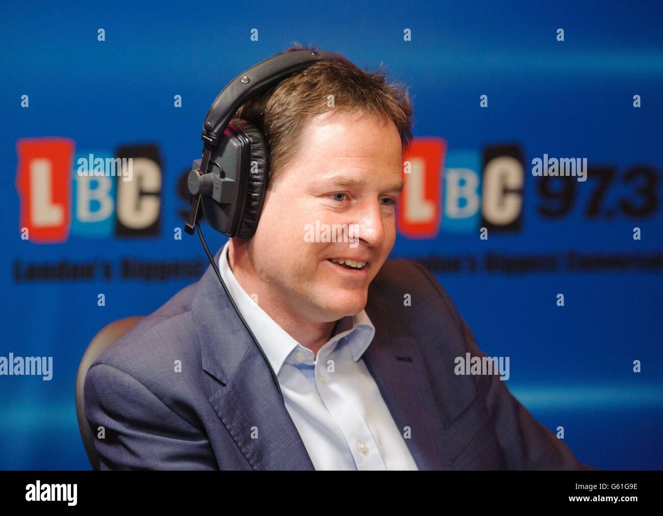 Vice primo Ministro Nick Clegg durante lo spettacolo Call Clegg, sulla radio LBC 97.3, presso gli studi di Leicester Square, nel centro di Londra. Foto Stock
