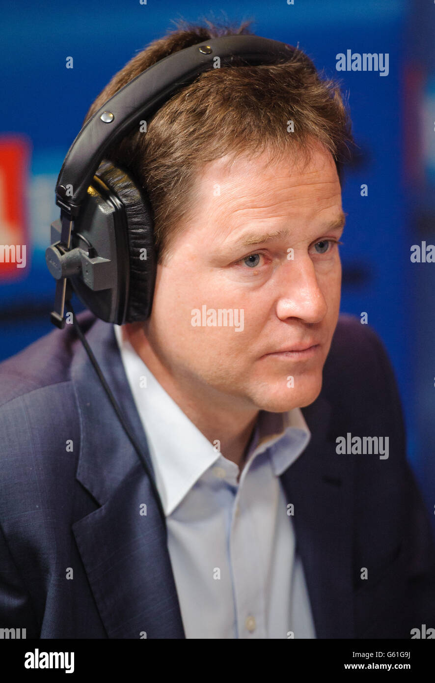 Vice primo Ministro Nick Clegg durante lo spettacolo Call Clegg, sulla radio LBC 97.3, presso gli studi di Leicester Square, nel centro di Londra. Foto Stock