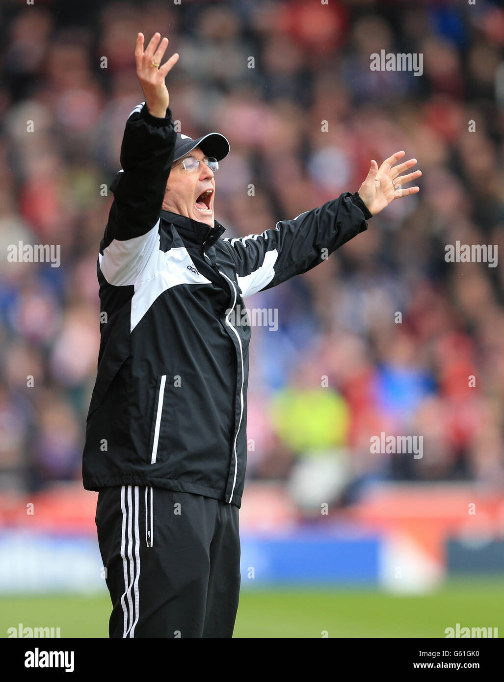 Il manager di Stoke City Tony Pulis si è fatto un'uscita dal touch line Foto Stock
