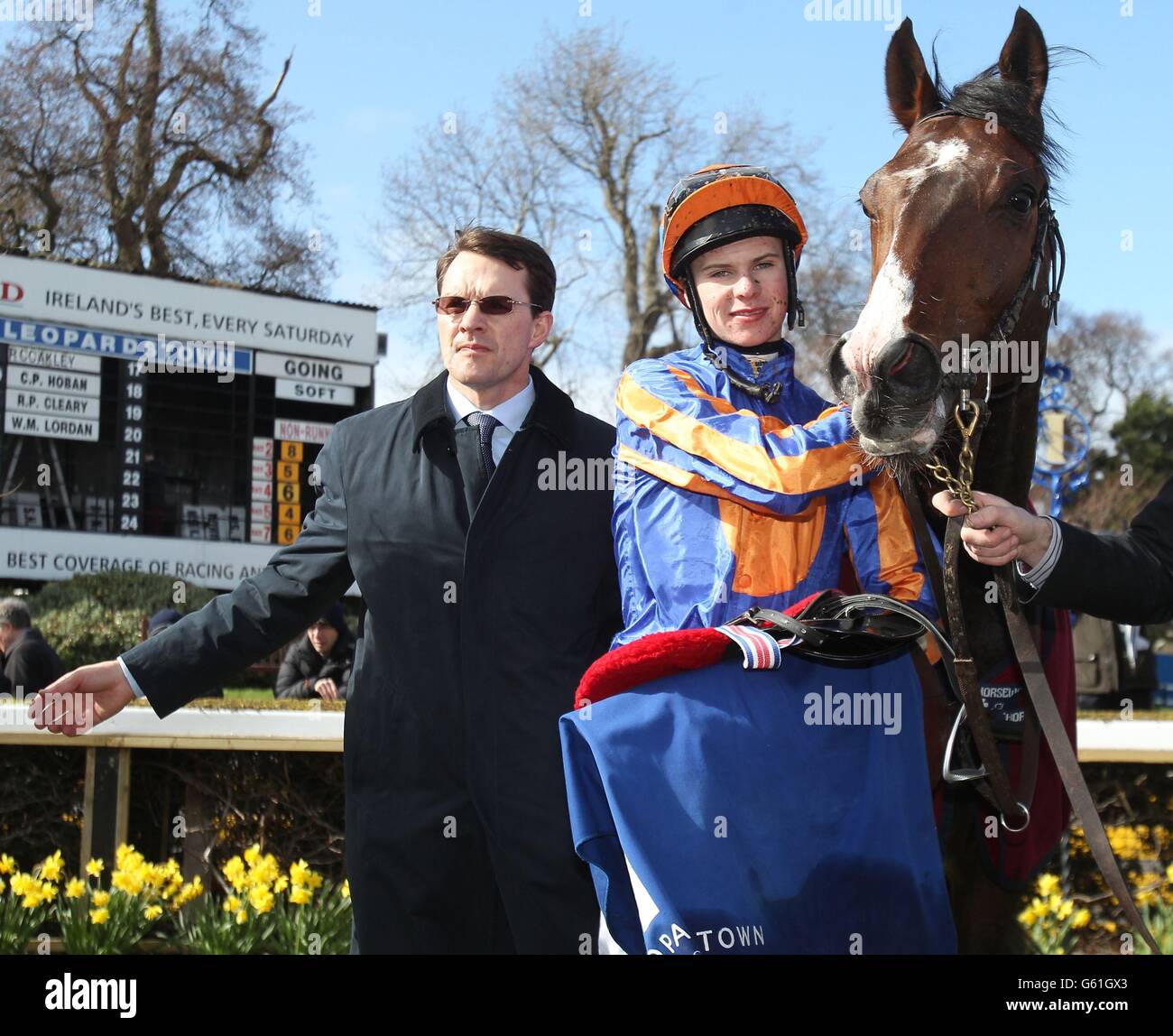 L'allenatore Aidan o'Brien e suo figlio Joseph dopo la loro vittoria con la battaglia di Marengo nel P.W. McGrath Memorial Ballysax Stakes all'ippodromo di Leopardstown, Dublino. Foto Stock