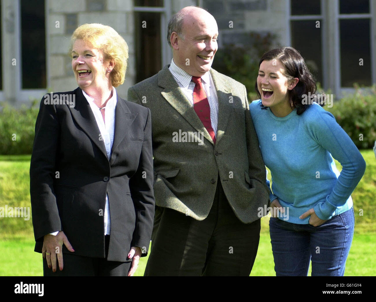 Il segretario scozzese Helen Liddell (a sinistra) condivide una battuta con i membri del cast Julian Fellows e Dawn Steele durante una visita al set della serie della BBC Monarch of the Glen, girato vicino a Newtonmore nelle Highlands. Foto Stock