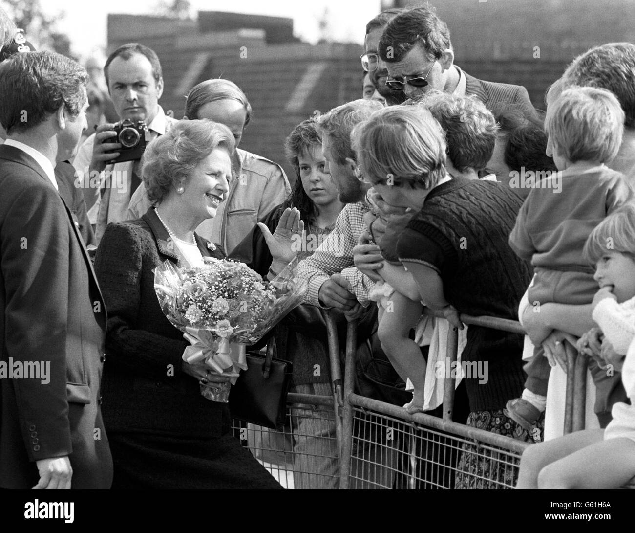 Il primo Ministro Margaret Thatcher incontra la gente di Middlesbrough durante il suo tour dei punti neri industriali della Gran Bretagna nel Nord Est. Foto Stock