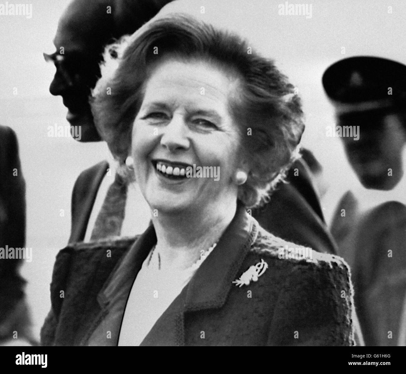 Il primo ministro Margaret Thatcher sorride le zone industriali del nord-est. Foto Stock