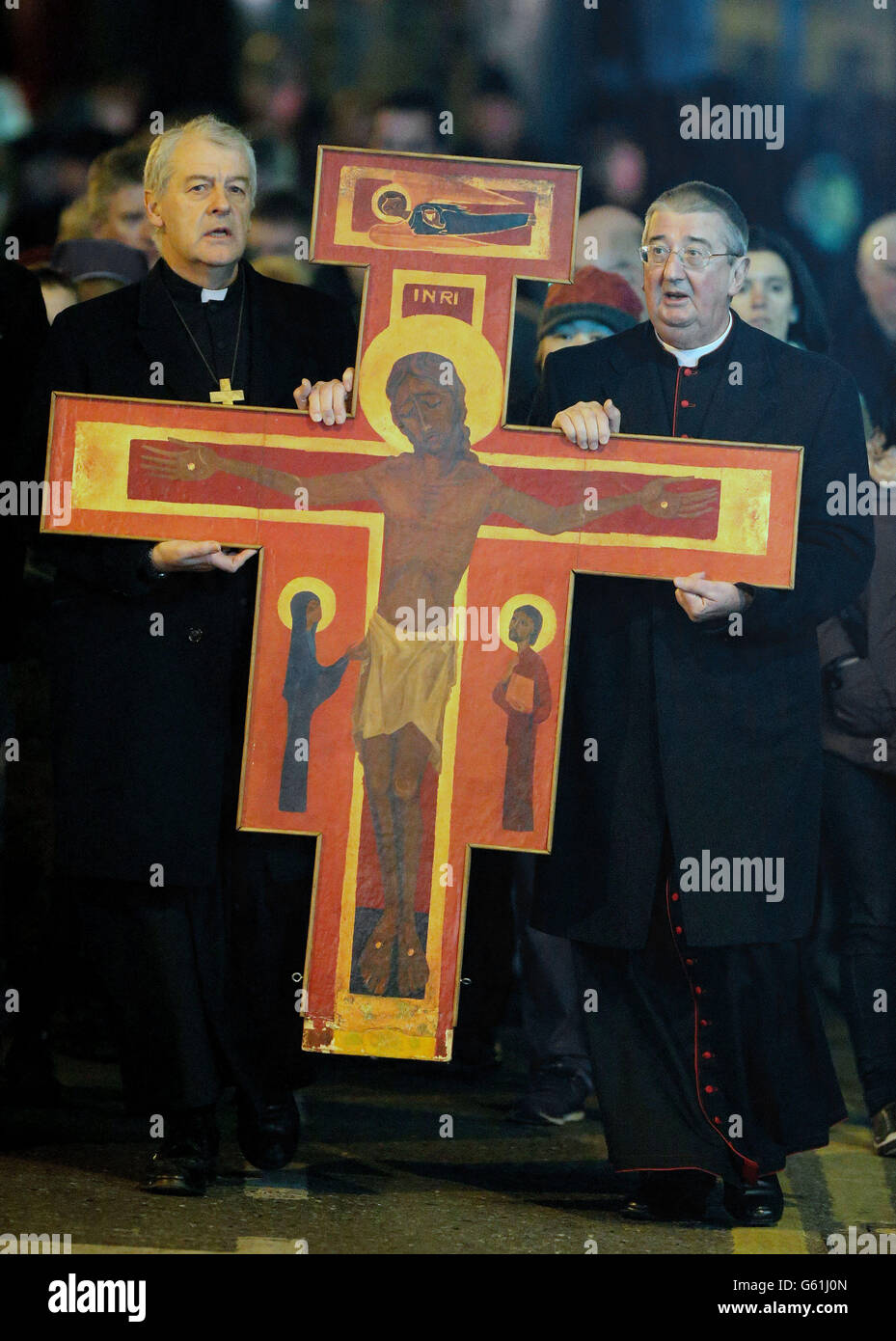 Chiesa d'Irlanda l'arcivescovo Michael Jackson (a sinistra) e l'arcivescovo cattolico Diarmuid Martin (a destra) portano insieme una croce dalla cattedrale di Christchurch a Dublino, in Irlanda, alla Pro-Cattedrale di St Mary, Dublino, in Irlanda, per celebrare il Venerdì Santo. Foto Stock