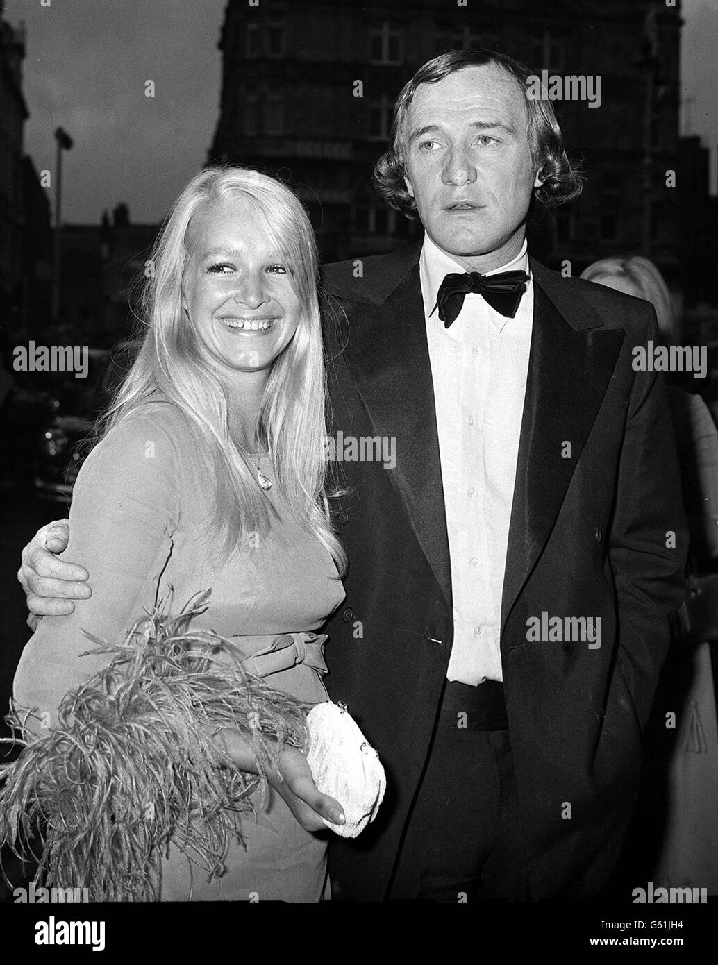 L'attore Richard Harris ha ritratto con Barbara Lord, un membro della troupe di ballo del popolo della Pan, mentre sono arrivati all'Odeon Theatre, Leicester Square, per la prima mondiale reale del film 'Cromwell' in cui MR Harris gioca il ruolo di protagonista. Foto Stock