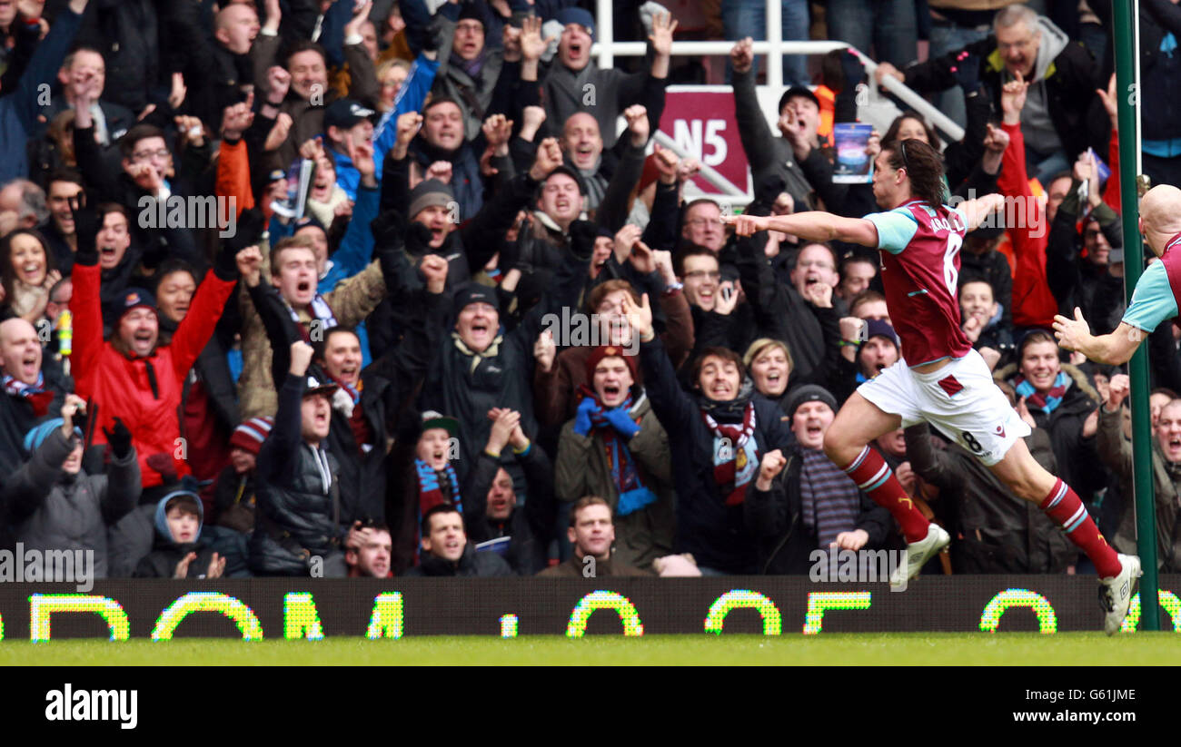 Calcio - Barclays Premier League - West Ham United / West Bromwich Albion - Upton Park. Andy Carroll di West Ham festeggia il suo traguardo di apertura durante la partita della Barclays Premier League a Upton Park, Londra. Foto Stock