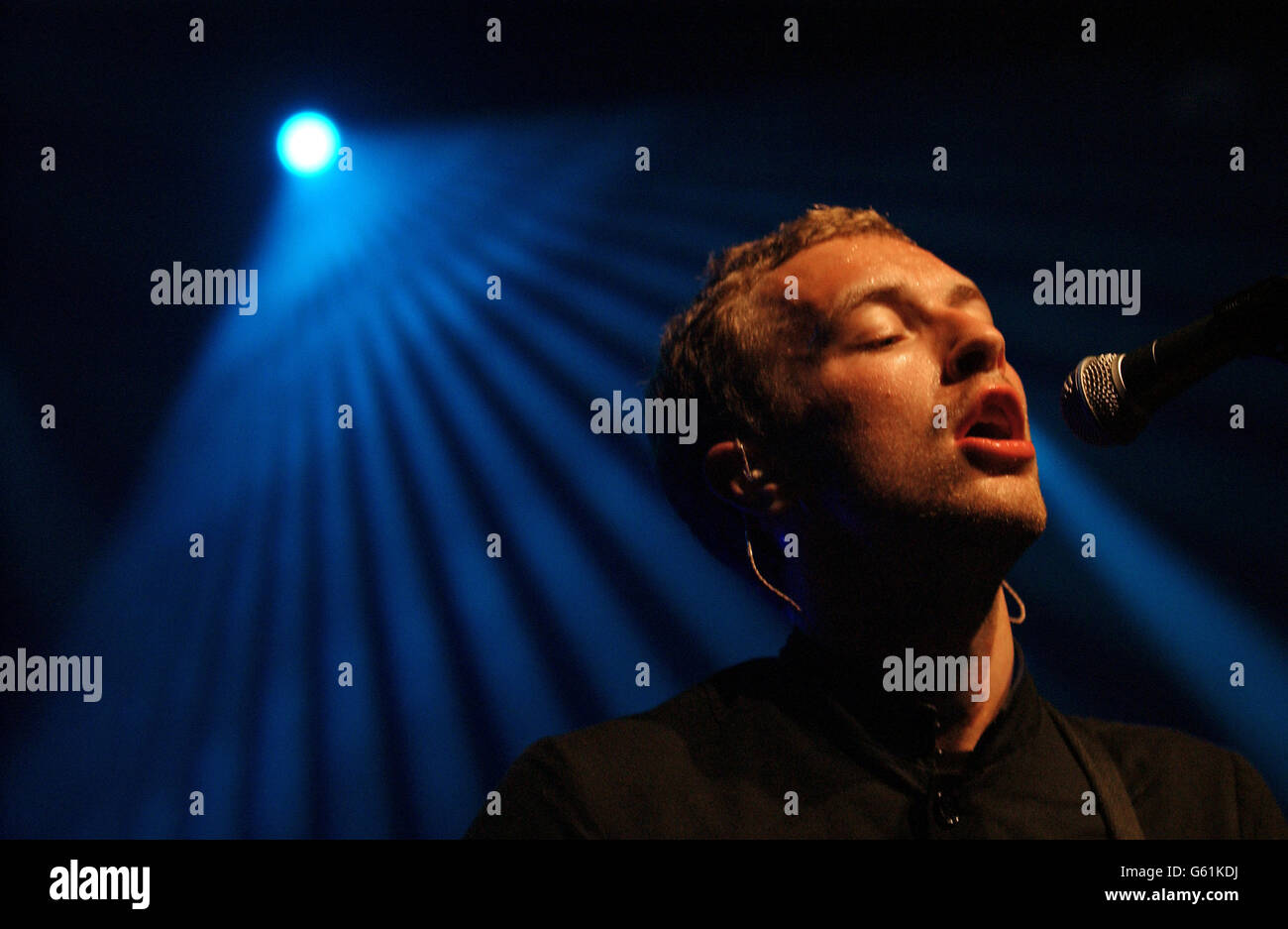 Il cantante principale del Coldplay Chris Martin suona sul palco al Forum nel nord di Londra. Foto Stock