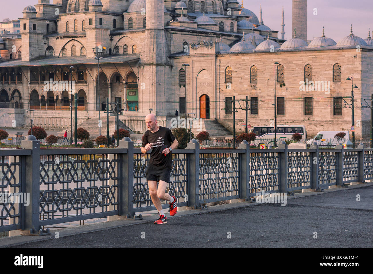 Uomo che fa jogging presto la mattina a Istanbul, Turchia Foto Stock