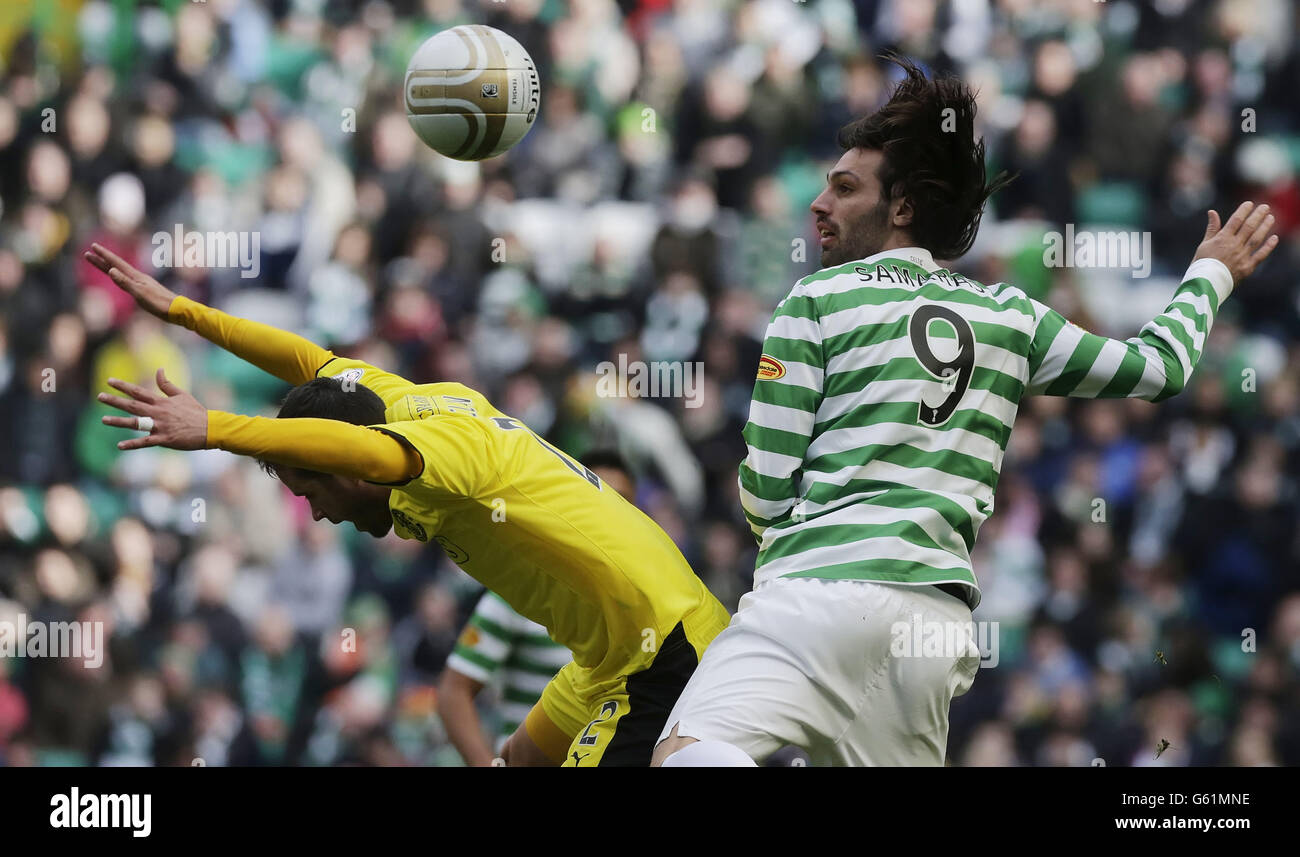 Georgios Samaras di Celtic e Tim Clancy di Hibernian combattono per la palla durante la partita della Clydesdale Bank Scottish Premier League al Celtic Park, Glasgow. Foto Stock