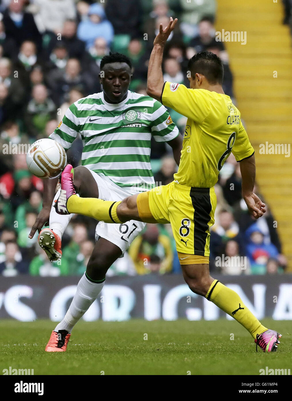 Victor Wanyama di Celtic e Jorge Claros di Hibernian lottano per la palla durante la partita della Clydesdale Bank Scottish Premier League al Celtic Park di Glasgow. Foto Stock