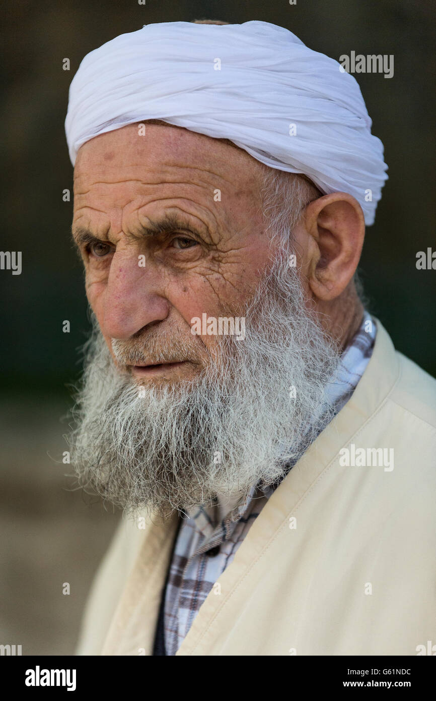 Uomo anziano che indossa un cappello turbano a Istanbul, Turchia Foto Stock