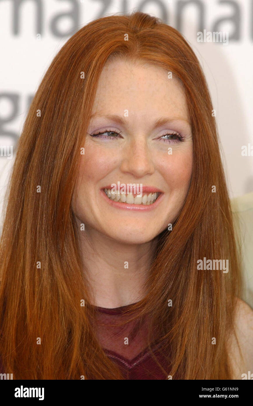 L'attrice Julianne Moore durante la fotocellula del suo nuovo film 'far From Heaven' alla 59a edizione del Festival Internazionale del Cinema di Venezia, Terrazza del Casino di Lido, Venezia. Foto Stock