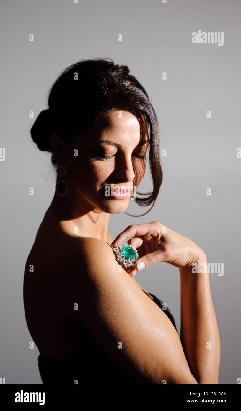 Un modello (nome non dato) presso la casa d'aste di Sotheby, detiene un Bulgari Emerald e Diamond Brooch, stimato a &Acirc;&Pound;100,000 a &Acirc;&Pound;150,000, dalla collezione di attrice Gina Lollobrigida, presso una fotocellula nel centro di Londra. Foto Stock