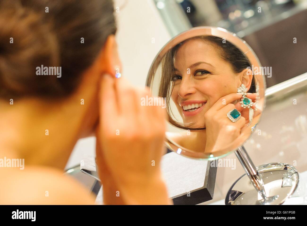 Un modello (nome non dato) alla casa d'asta di Sotheby, è visto indossare un 1964 Bulgari Emerald e Diamond Ring stimato a &Acirc;&Pound;100,000 a &Acirc;&Pound;150,000 e un paio di Bulgari smeraldo e diamanti, stimato a &Acirc;&Pound;100,000 a &Acirc;&Pound;150,000, dalla collezione di Strigina, Llobina A una fotocellula nel centro di Londra. Foto Stock