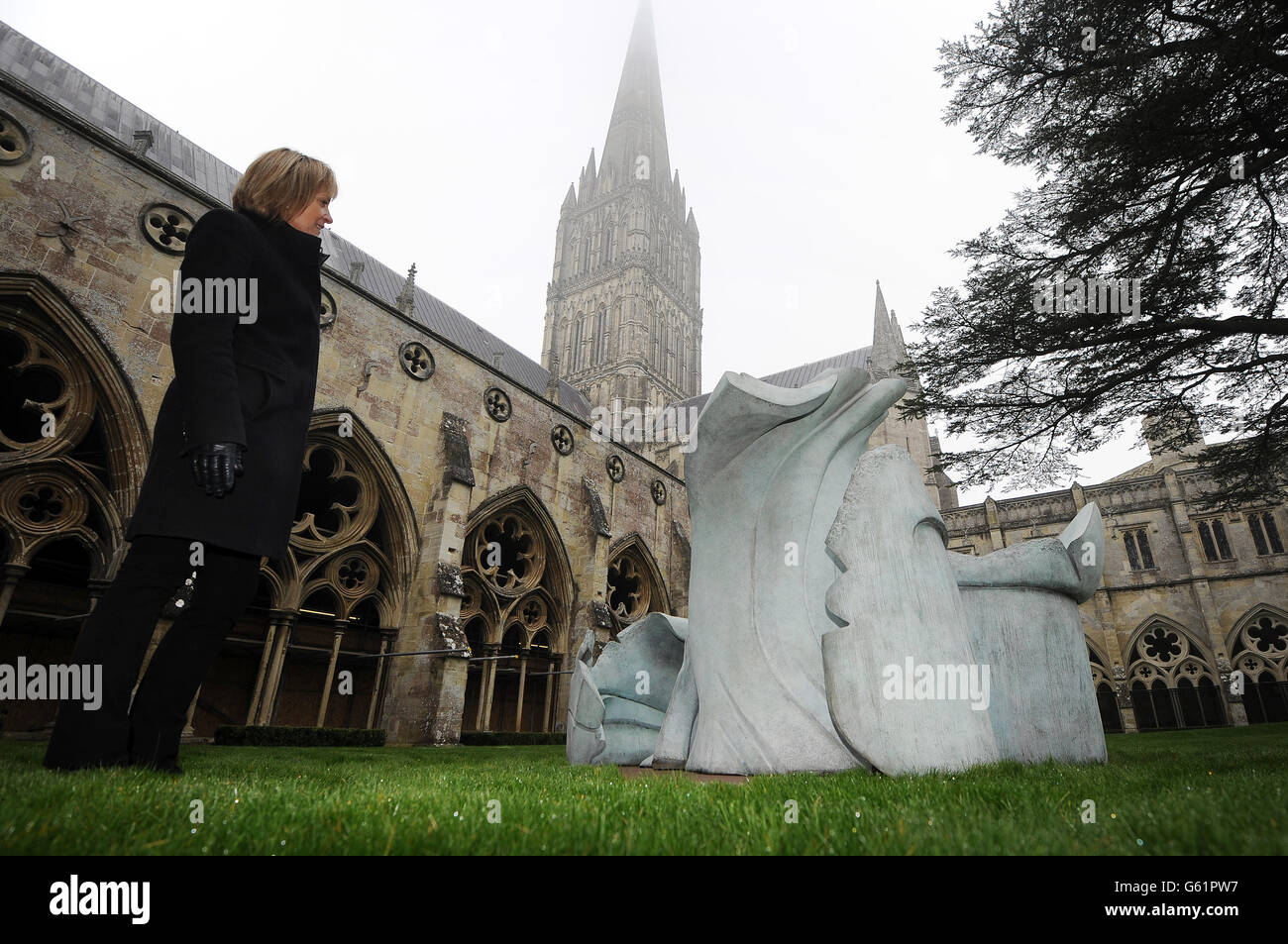 Una scultura in bronzo chiamata Souls, dell'artista Helaine Blumenfeld, nei terreni della Cattedrale di Salisbury, che fa parte di una mostra della sua opera installata nella Cattedrale. Foto Stock