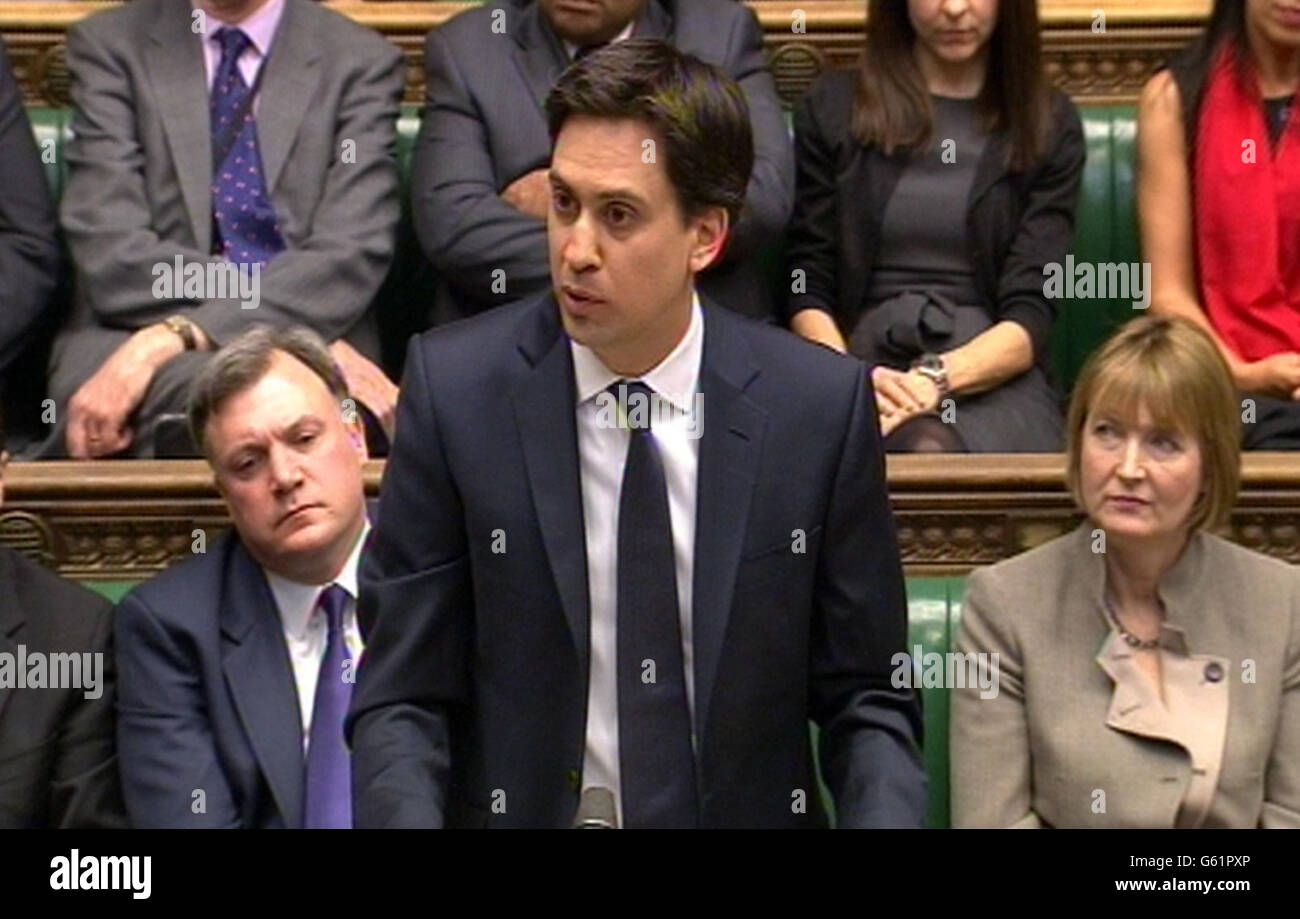 Il leader del lavoro ed Miliband parla durante un tributo alla baronessa Margaret Thatcher nella House of Commons, Londra. Foto Stock