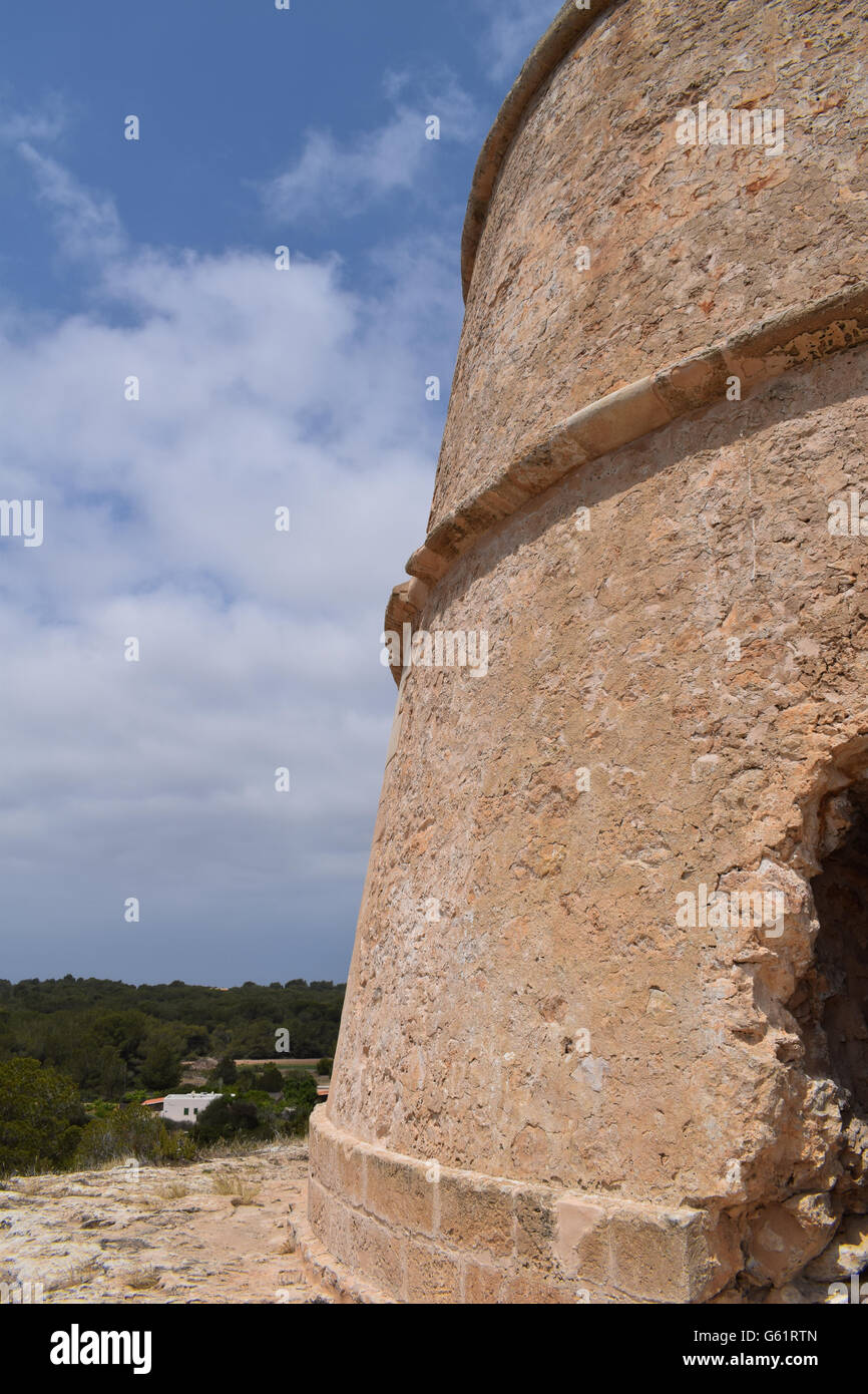 Angolazione laterale vista della Torre des Pi des Català, Spiaggia di Migjorn, Formentera Foto Stock