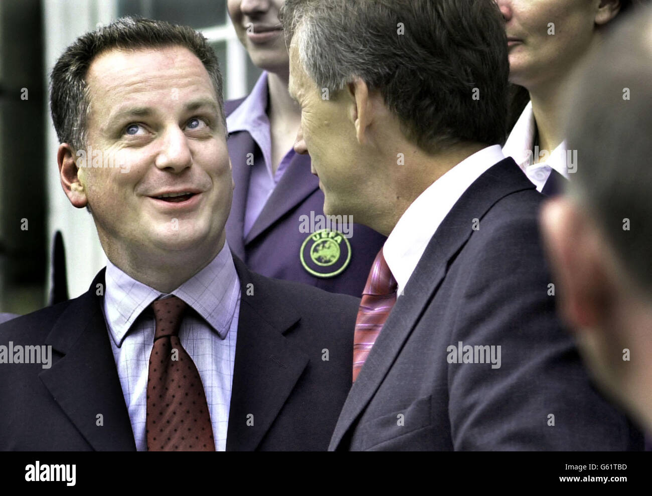 Il primo ministro scozzese Jack McConnell (a sinistra) e Harry sono stati (a destra) di scherzo UEFA con gli altri membri del team di ispezione sui gradini della Bute House a Edimburgo. Foto Stock