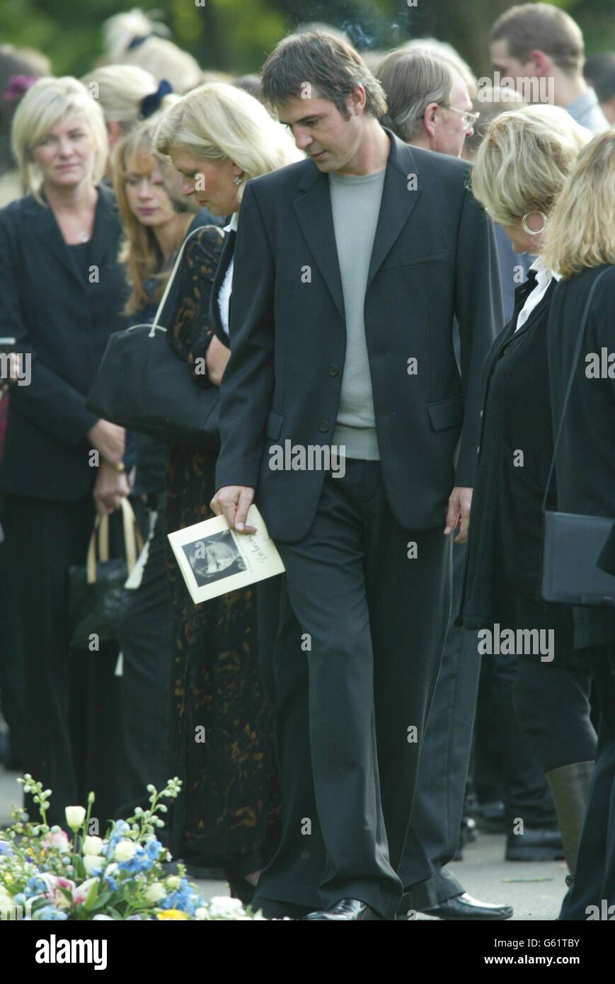 L'attore Neil Morrissey guarda i fiori rimasti per la sua co-star Boon Michael Elphick fuori dal crematorio di Chichester dove si teneva il suo funerale. Foto Stock