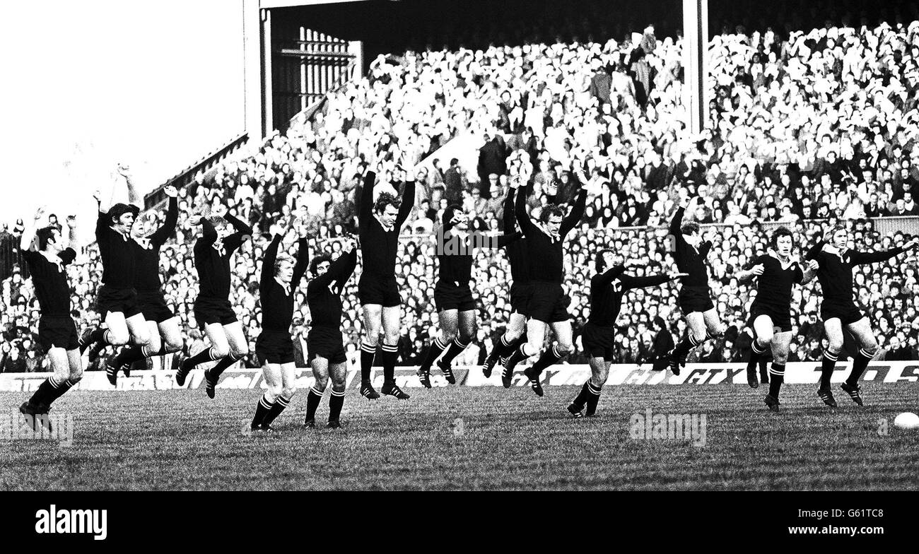 La Nuova Zelanda All Blacks esegue la danza Haka Maori prima dell'inizio della loro partita contro i barbari a Twickenham. Foto Stock