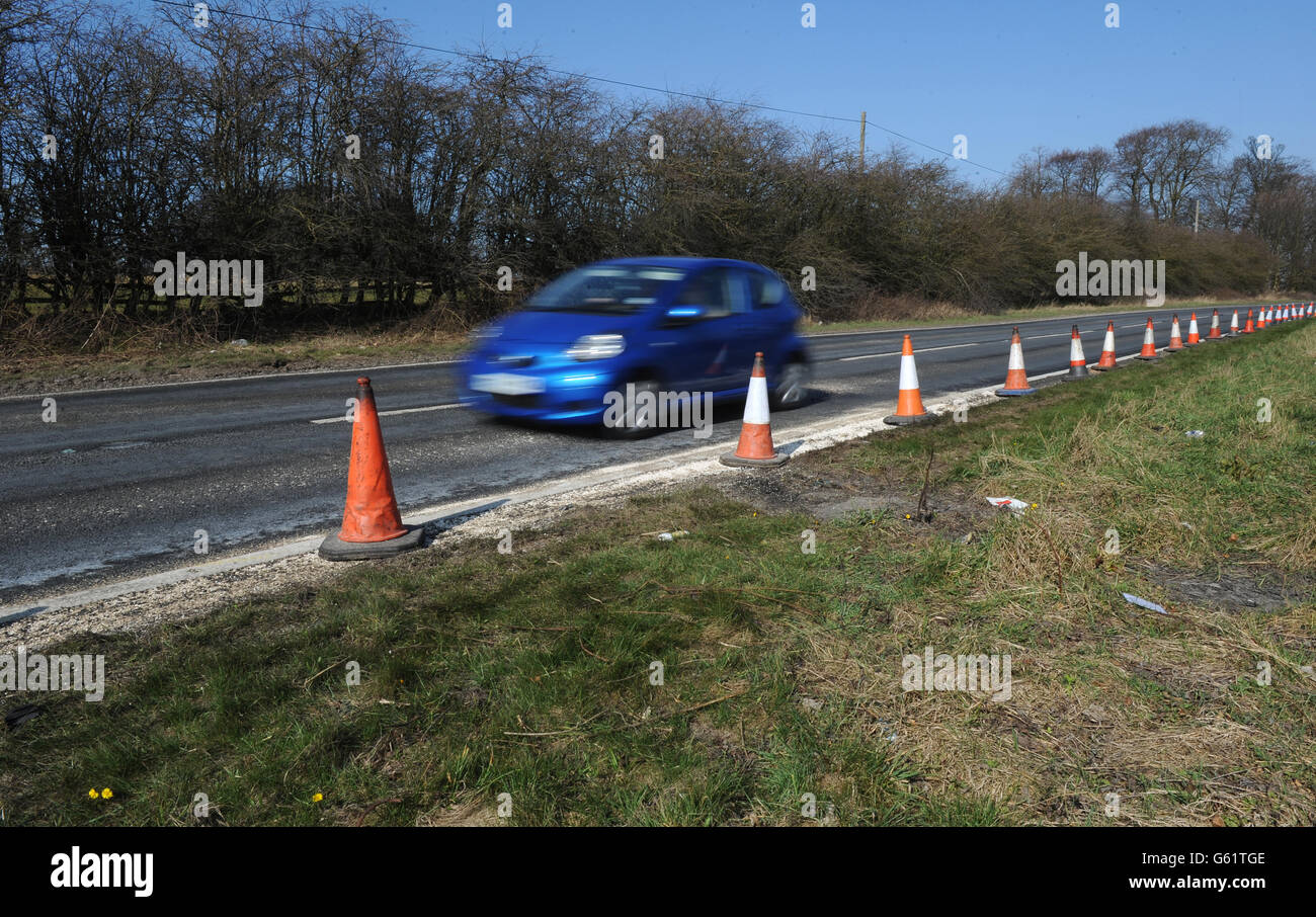 Una macchina viaggia lungo la A18 a Laceby vicino a Grimsby nel North Lincolnshire dal punto in cui cinque persone sono state uccise in un incidente di ieri. Foto Stock