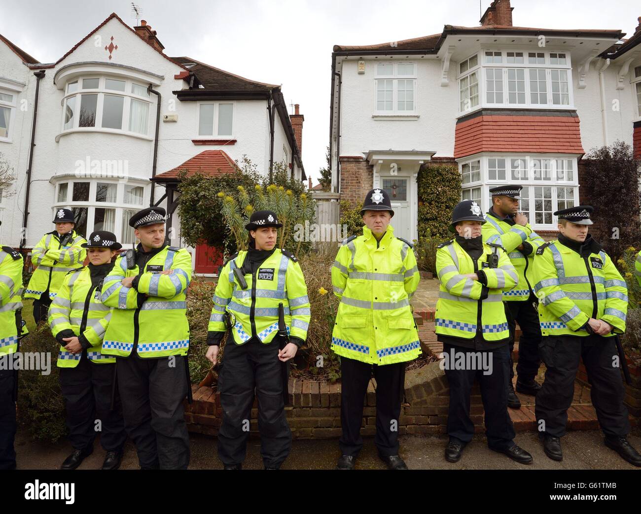 Un cordone di polizia si trova al di fuori di quello che si ritiene essere la casa di Lord Freud, a Langbourne Avenue in Highgate, a nord di Londra, che è stato preso di mira dal gruppo di azione diretta UK Uncut. Foto Stock