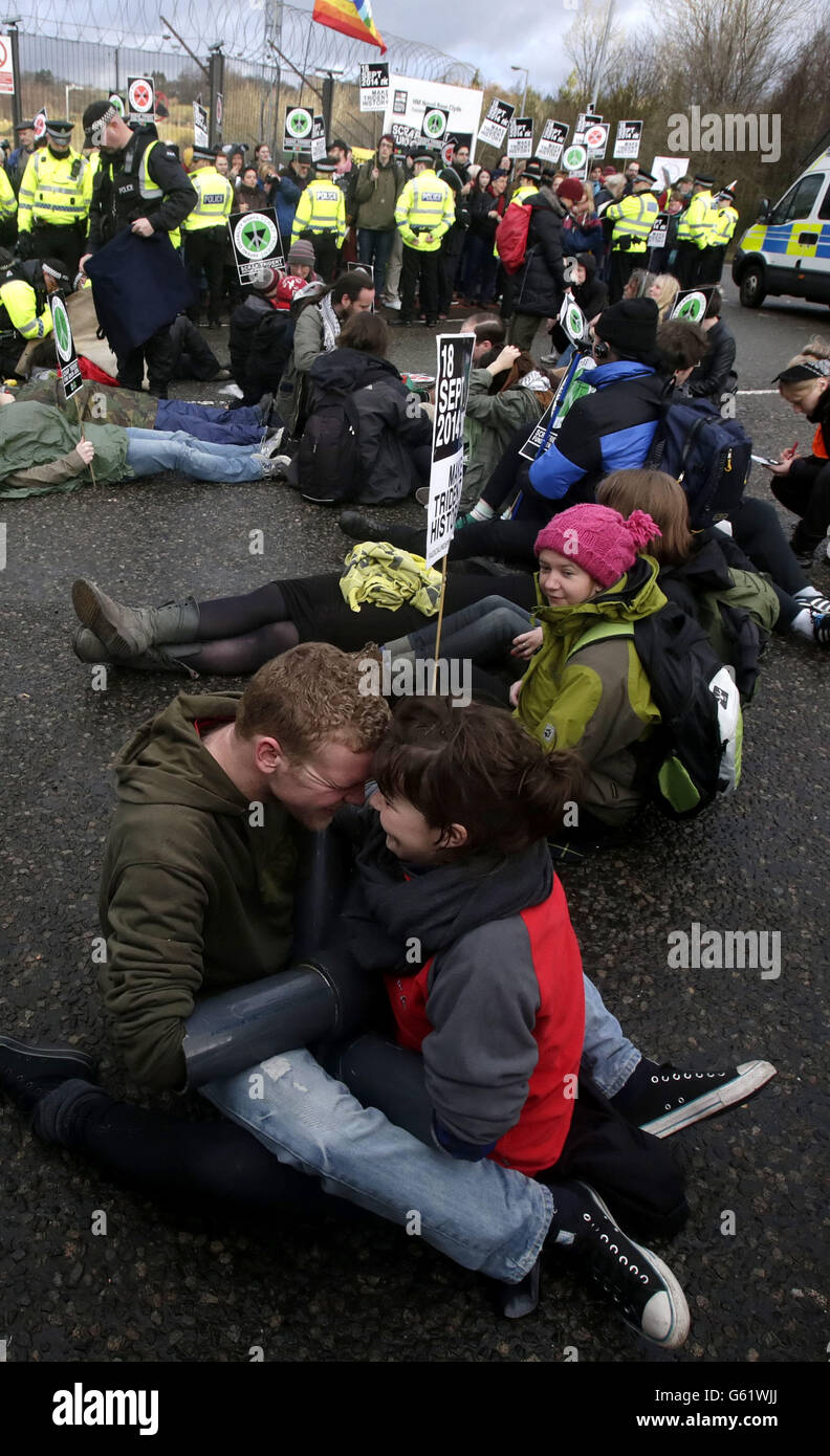 I manifestanti hanno bloccato la base navale di Faslane in Scozia durante una dimostrazione anti Trident. Foto Stock