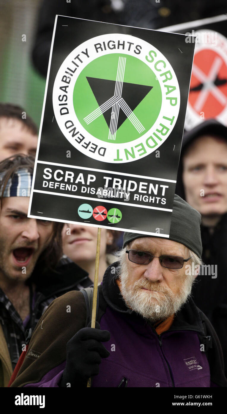 I manifestanti hanno bloccato la base navale di Faslane in Scozia durante una dimostrazione anti Trident. Foto Stock