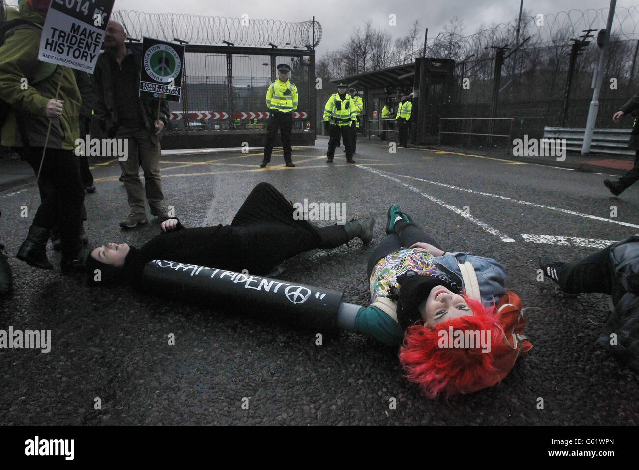 I manifestanti hanno bloccato la base navale di Faslane in Scozia durante una dimostrazione anti Trident. Foto Stock