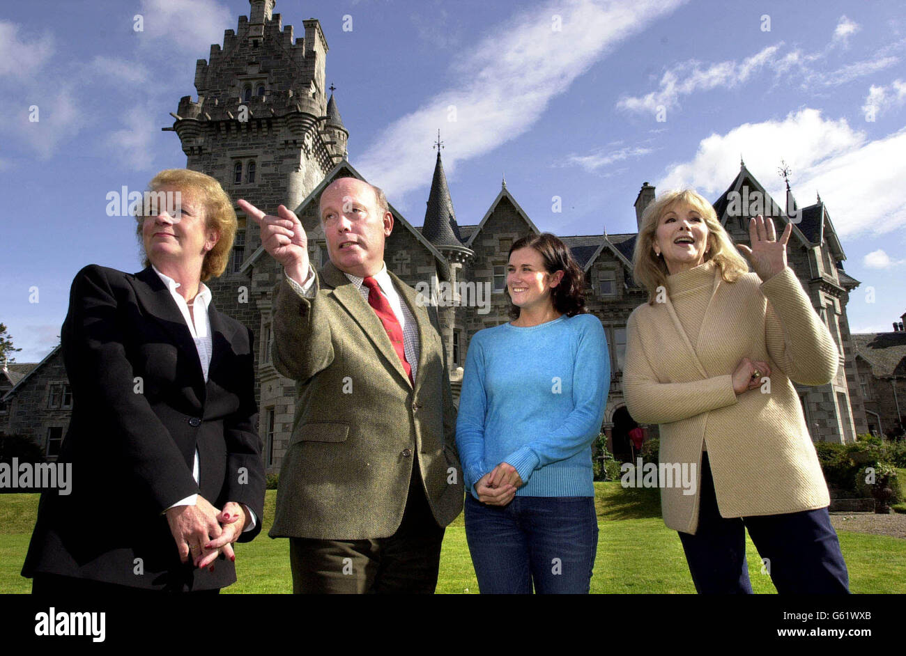 Da sinistra - il segretario scozzese Helen Liddell incontra i membri del cast Julian Fellows, Dawn Steele e Susan Hampshire durante una visita al set della serie della BBC Monarch of the Glen, girato vicino a Newtonmore nelle Highlands. Foto Stock