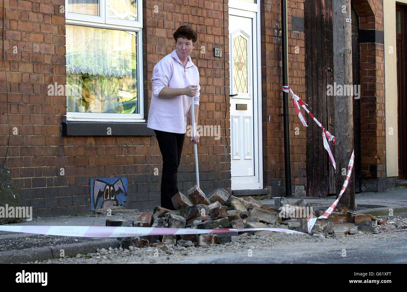 Pat Battison libera i resti del suo camino fuori casa a Clarendon Rd a Bloxwich, vicino all'epicentro del più grande terremoto che ha colpito la Gran Bretagna per 10 anni che ha colpito gran parte dell'Inghilterra e del Galles. * il terremoto, che misurava 4.8 sulla scala Richter, colpì alle 12,54 e l'aftershock, che misurava 2.7, colpì alle 4.32 con gli epicentri di entrambi i tremori che si trovavano proprio sotto la città di Birmingham. Foto Stock