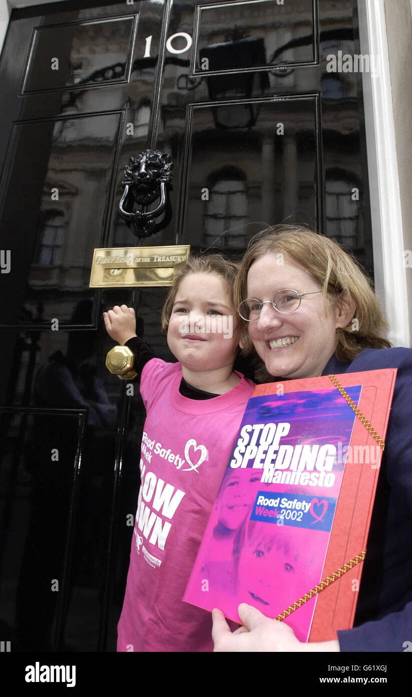 Sophie Graham, 10 anni, di Newcastle bussa alla porta del primo Ministro, 10 Downing Street, Londra, con Mary Williams del GRUPPO di sicurezza stradale BRAKE. * Sophie, vittima di un incidente a Gateshead, che le ha causato una doppia frattura cranica e ha bisogno di un innesto cutaneo, fa parte della campagna della settimana della sicurezza stradale della carità. Il Gruppo ha consegnato il proprio manifesto a Downing Street chiedendo cambiamenti riguardanti le leggi relative all'accelerazione, citando 218 morti infantili derivanti da incidenti automobilistici nel 2001. Foto Stock