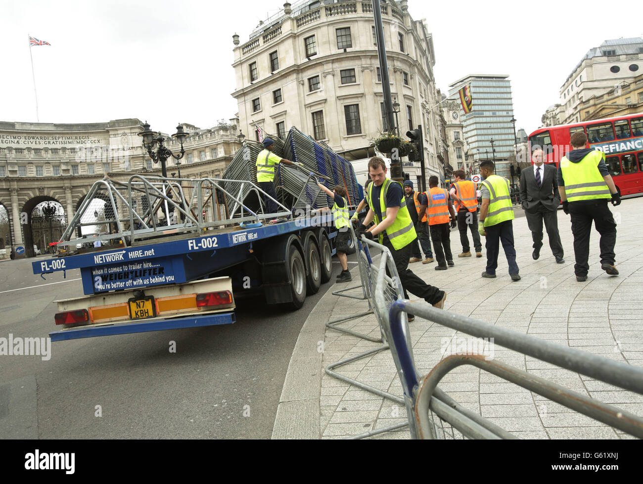 Le barriere di sicurezza sono abbattuta vicino alla cattedrale di St Paul a Londra, mentre la costruzione di un anello di sicurezza inizia prima dei funerali della baronessa Margaret Thatcher. Foto Stock