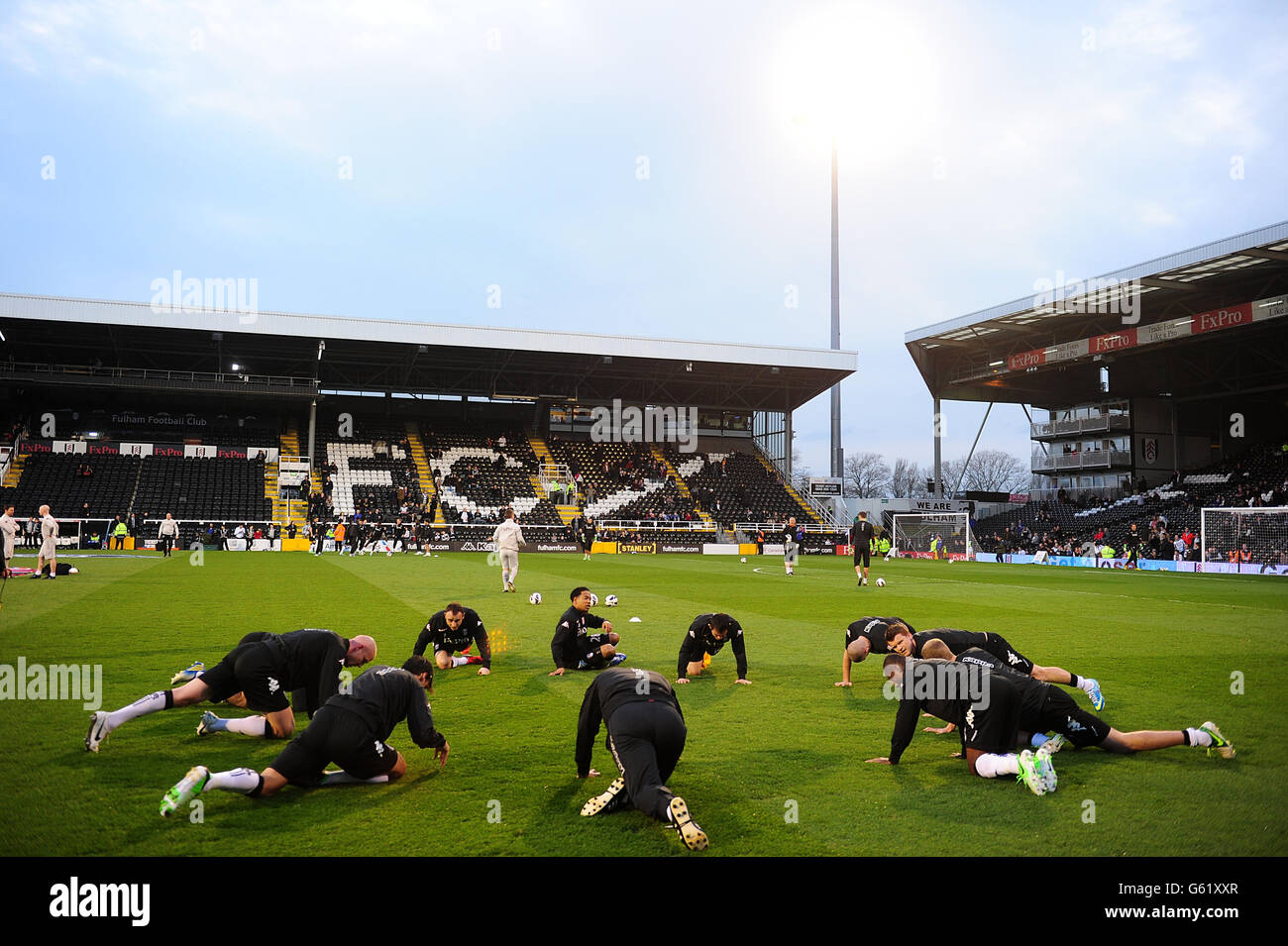 Calcio - Barclays Premier League - Fulham v Chelsea - Craven Cottage. I giocatori di Fulham si riscaldano prima del gioco Foto Stock