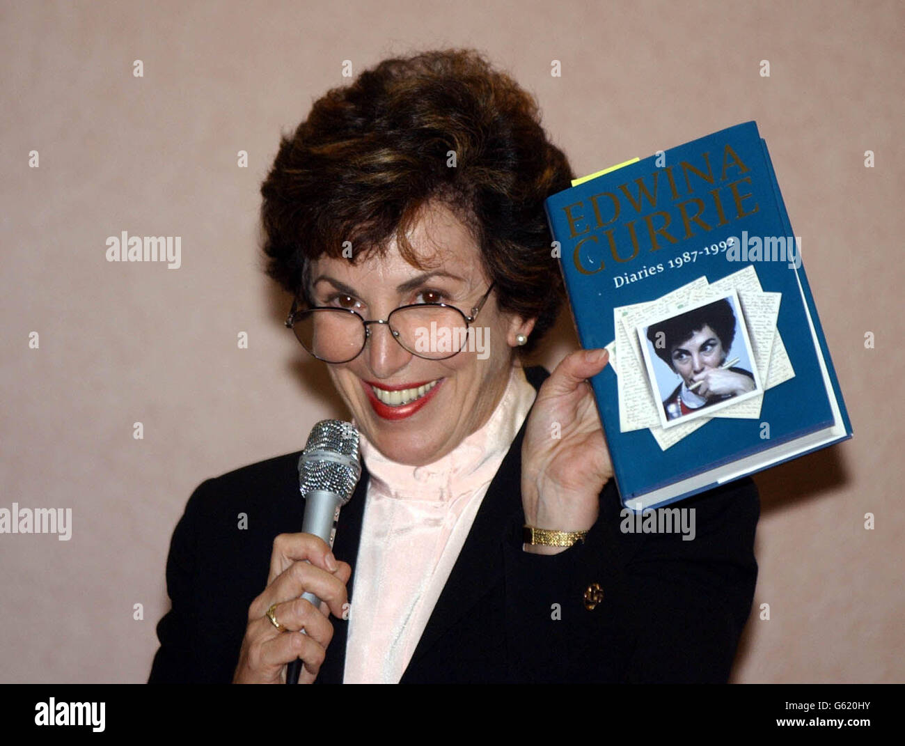 Edwina Currie tiene una copia dei suoi diari controversi mentre parla al Nottingham Writers Club a Trinity Square, Nottingham. * 19/10/02: Edwina Currie stava ritornando al suo programma radiofonico per la prima volta dopo aver rivelato i dettagli della sua relazione con John Major - e ha accettato di essere messo in questione dai suoi ascoltatori. Foto Stock