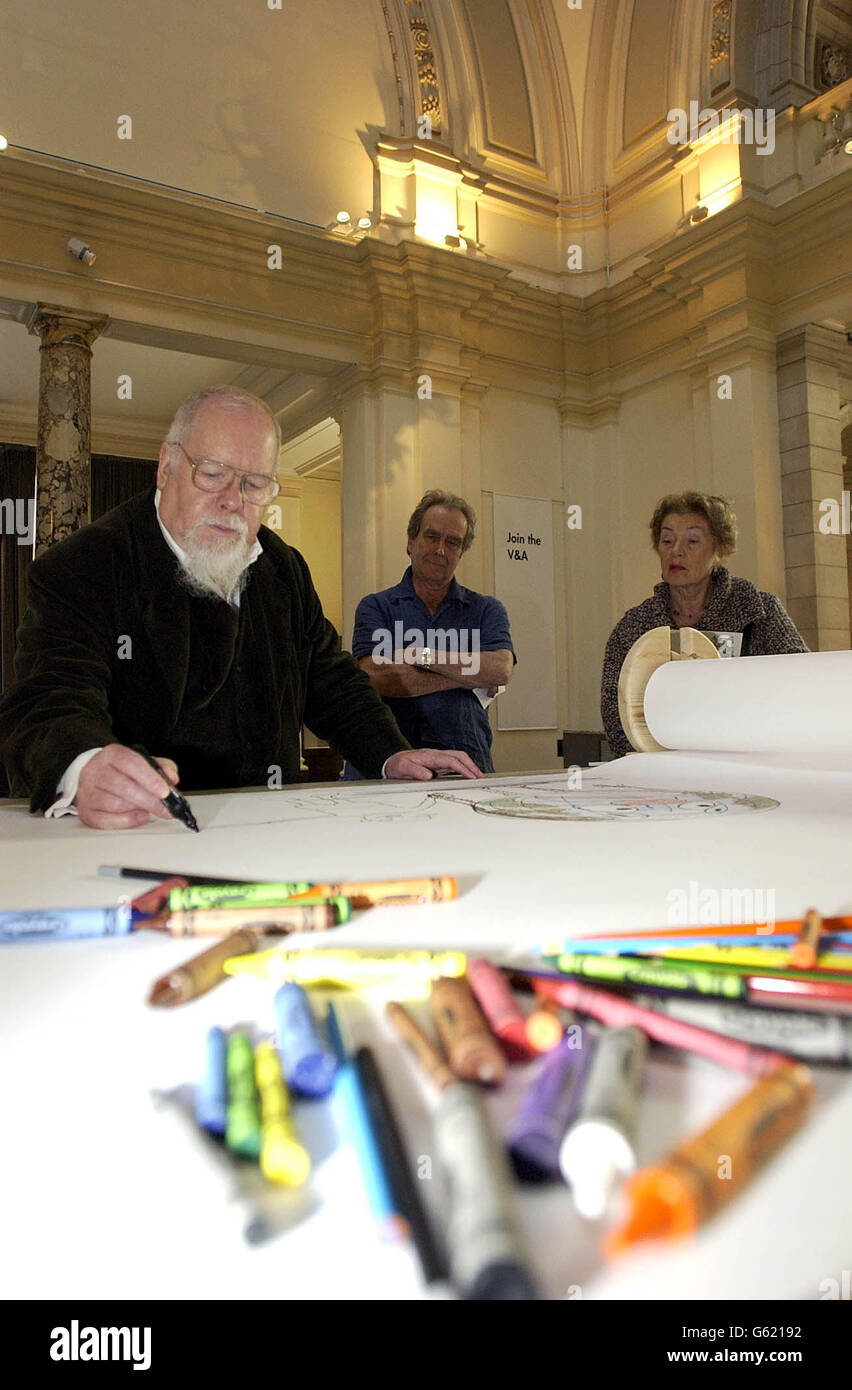 L'artista Peter Blake (a sinistra) traccia sotto lo sguardo del cartoonista Gerald Scarfe e di un membro del pubblico al Victoria and Albert Museum di Londra per lanciare Draw the World, una campagna nazionale per ottenere il disegno del paese. * 04/10/02 si prevede che centinaia di bambini e adulti si uniranno in un lungo fine settimana di attività di disegno a partire. L'artista Peter Blake è stato tra diversi illustratori ben noti a disposizione per offrire consigli e incoraggiamenti gratuiti a persone che vogliono spazzolare le loro abilità. Il Big Draw 2002 è in fase di lancio a Cardiff, Edimburgo e Belfast, e a Londra. Foto Stock
