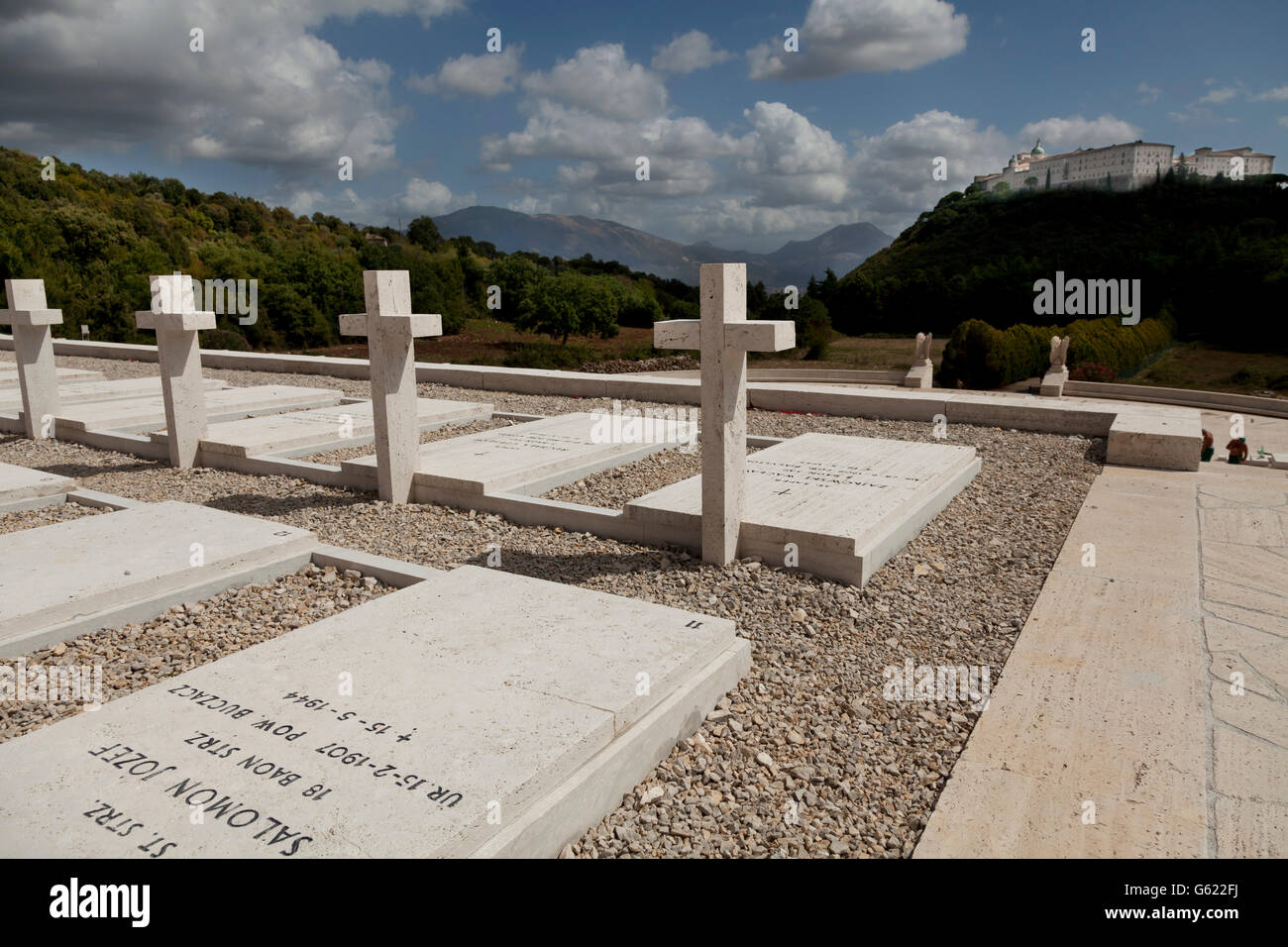 Le lapidi del cimitero polacco e Monte Cassino Abbey sulla montagna in distanza, Cassino, Lazio, l'Italia, Europa Foto Stock