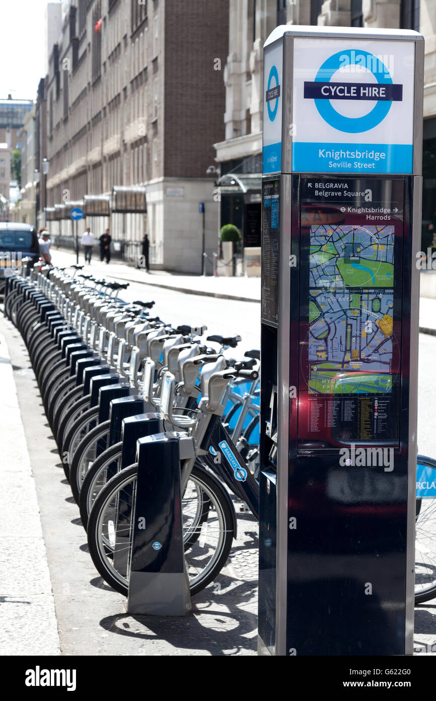London cycle hire station con le biciclette in una fila, London, England, Regno Unito, Europa Foto Stock