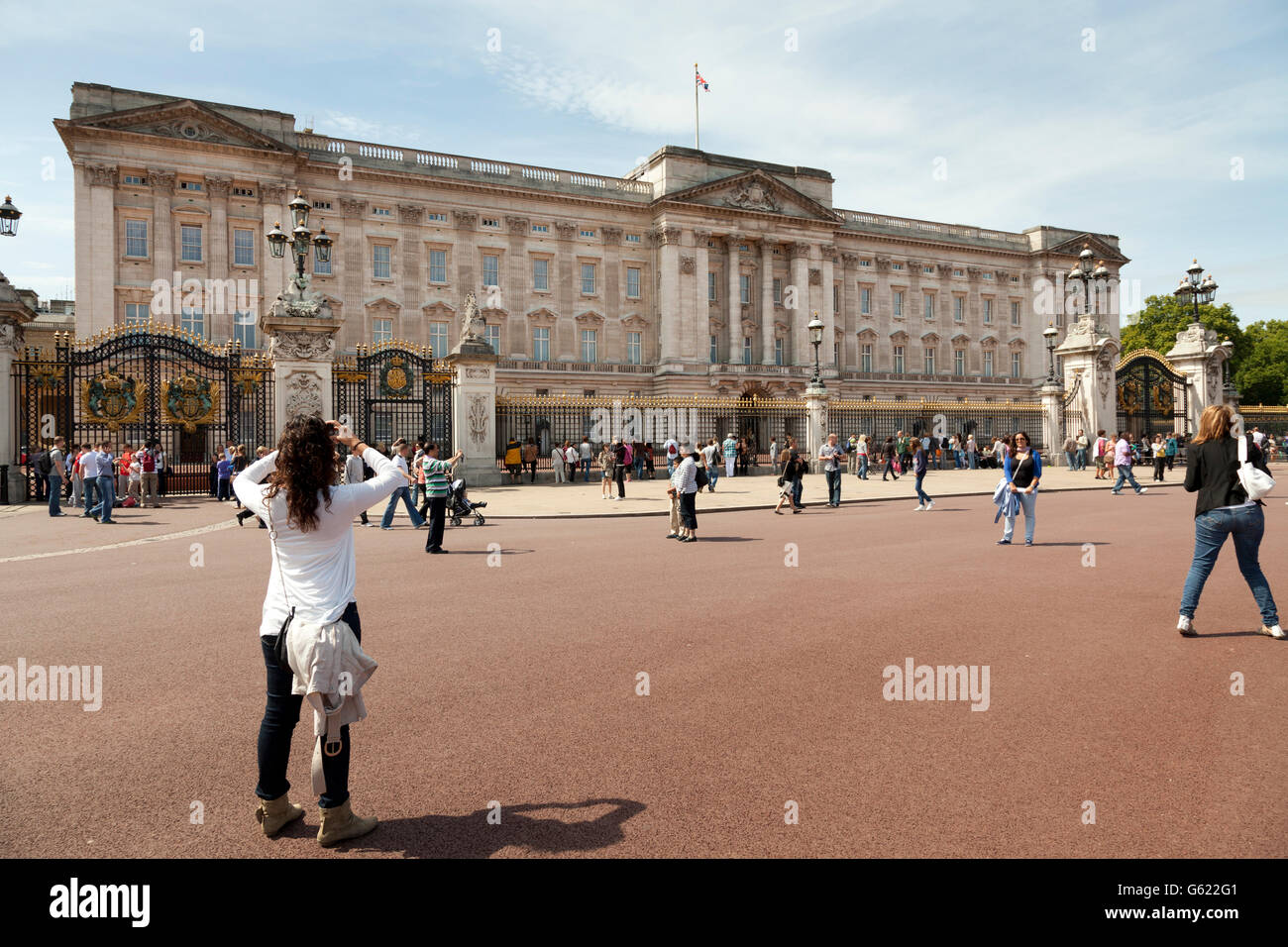 I turisti fuori Buckingham Palace, London, England, Regno Unito, Europa Foto Stock