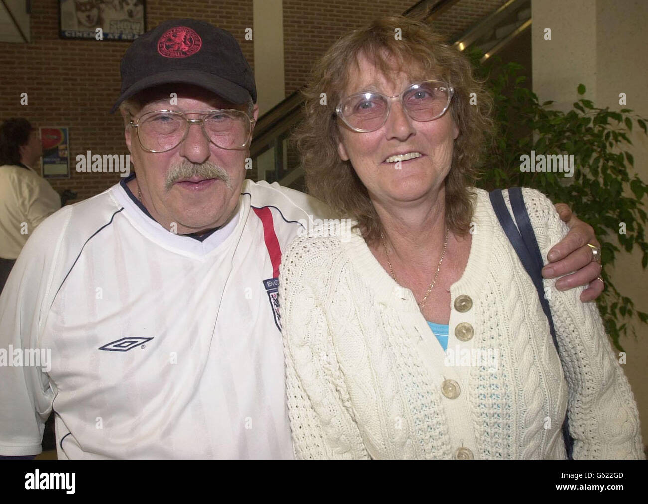 I passeggeri del P&o Norsea Thomas e Shirley Rigg da Hull arrivano a Zeeburge dopo 23 ore di traversata in mare, dopo il secondo incendio a bordo del traghetto in tre settimane. * i motori del Norsea, che trasportava 611 passeggeri, sono stati riavviati intorno alle 9:00 dopo essere stati trasportati nel Mare del Nord a seguito di un incendio nel locale macchine durante le prime ore. La fiamma si estingueva dal sistema antincendio automatico della nave intorno alle 6.30, poco più di quattro ore dopo lo scoppio. Vedi PA Story FERRY Rescue. PA Foto:Tim Ockenden Foto Stock