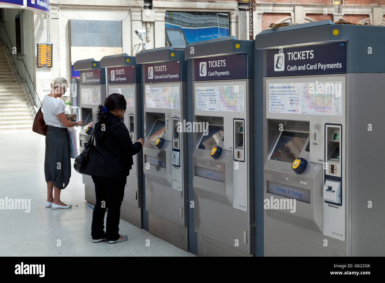 Distributori automatici di biglietti presso la stazione di Waterloo, London, England, Regno Unito, Europa Foto Stock