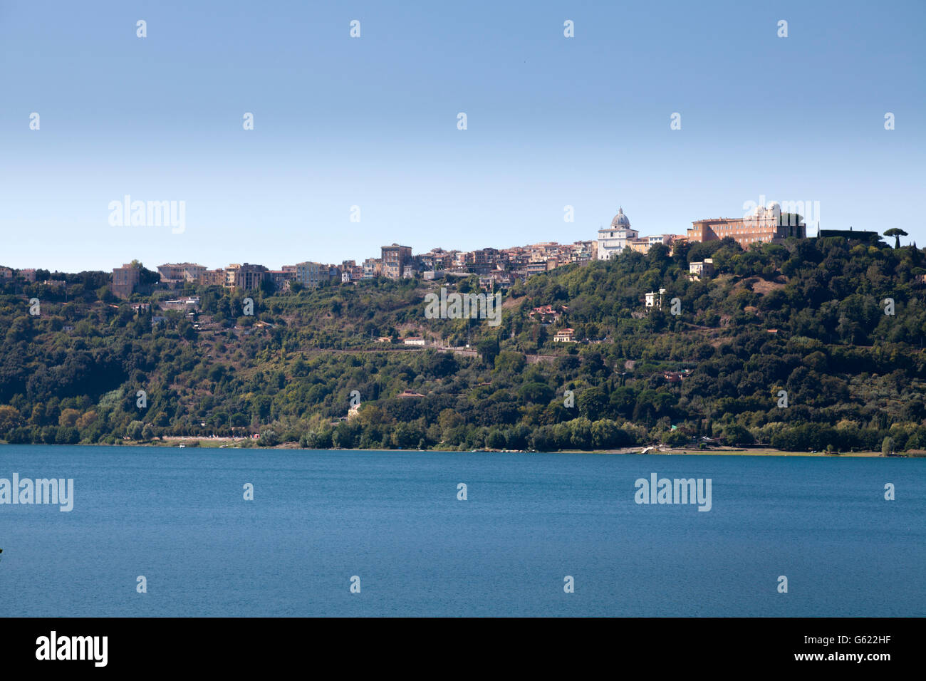 Il Lago Albano di Castel Gandolfo e la residenza estiva del Papa, Lazio, l'Italia, Europa Foto Stock